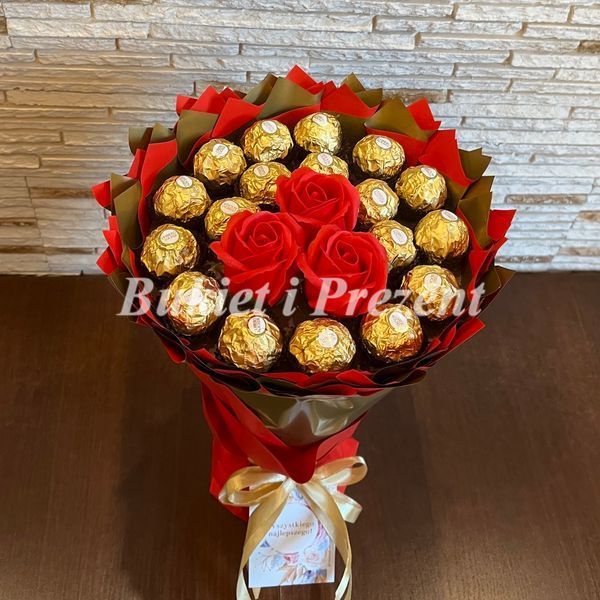 Подарочный набор из сладостей Ferrero Rocher 18 шт и мыльные вечные розы 3 шт, красно-золотой bgs032 czerwony i złoty фото