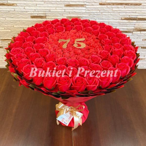 Prezent na 75 Urodziny lub Rocznicę Ślubu, Ślub, Wesele. Bukiet mydlany kwiaty mydlane r&oacute;że 75 szt. Dla Mamy Zony Kobiety Babci bg075 (75 szt / f48) czerwony zdjęcie