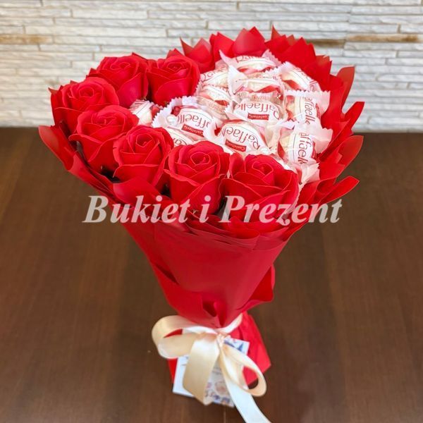 Подарочный набор сердце из сладостей Raffaello 14 шт и мыльные вечные розы 7 шт, красный bgs018 czerwony фото