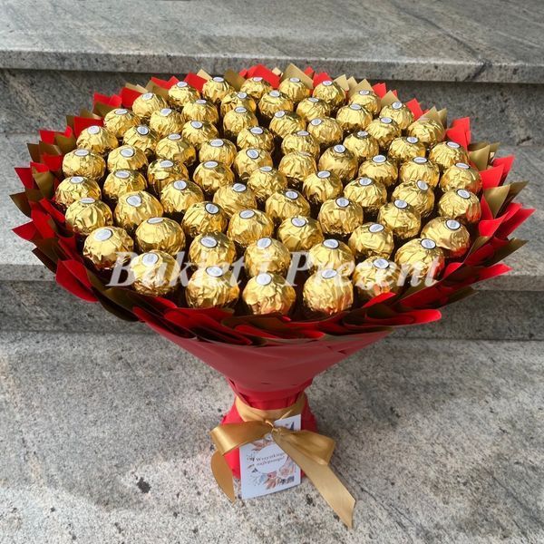 Prezent na 70 Urodziny lub Rocznicę Ślubu, Imeniny, Ślub, Wesele. Słodki Mega Bukiet ze słodyczy Ferrero Rocher (70 sztuk cukierk&oacute;w) bgs047 czerwony F33 70  zdjęcie