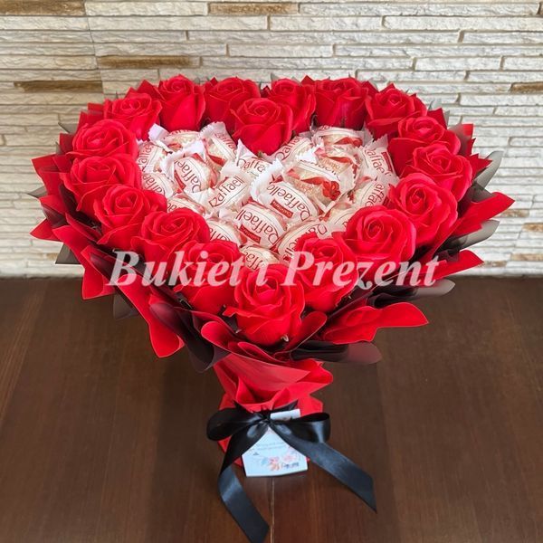 Prezent na 18 20 Urodziny lub Rocznicę Ślubu, Imeniny, Ślub, Wesele. Słodki bukiet w kształcie serca czerwony z cukierkami Raffaello 20 szt i 18 szt mydlanych r&oacute;ż bgs031 czerwony i czarny zdjęcie