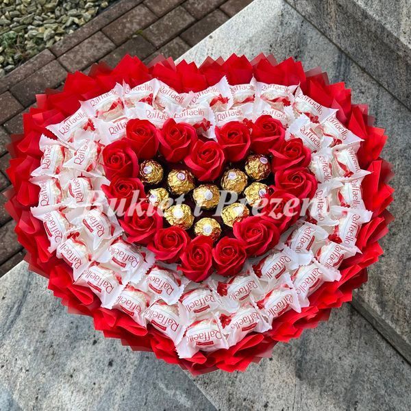 Подарок на 40 50 55 65 Сладкий мега букет в форме сердца с конфетами Raffaello и Ferrero Rocher (размер сердца 45 см * 38 см) bgs010 фото