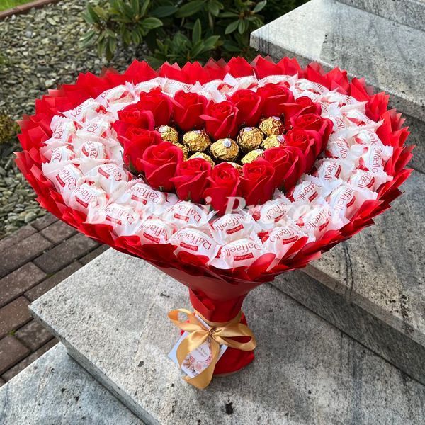 Подарок на 40 50 55 65 Сладкий мега букет в форме сердца с конфетами Raffaello и Ferrero Rocher (размер сердца 45 см * 38 см) bgs010 фото