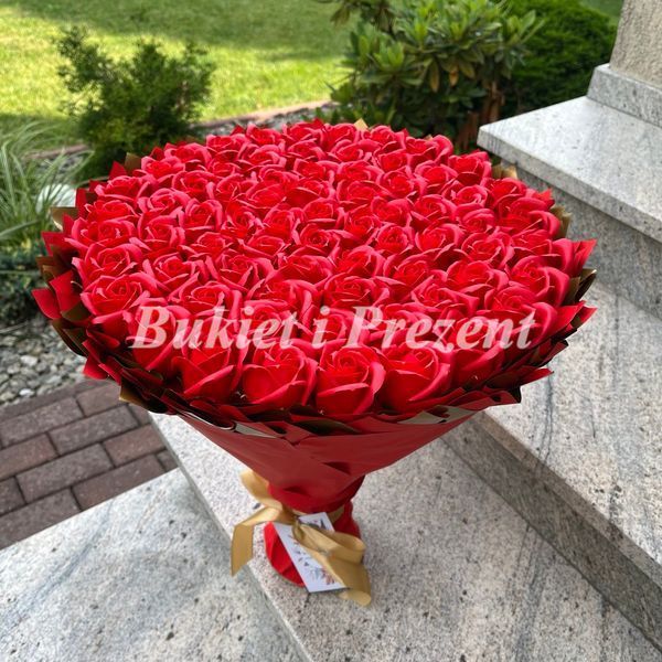 Prezent na 70 Urodziny lub Rocznicę Ślubu, Ślub, Wesele. DUŻY MEGA BUKIET mydlany kwiaty mydlane r&oacute;że 70 szt. Imeniny, Ślub bg007 czerwony i złoty (70 r&oacute;ż / f37) zdjęcie