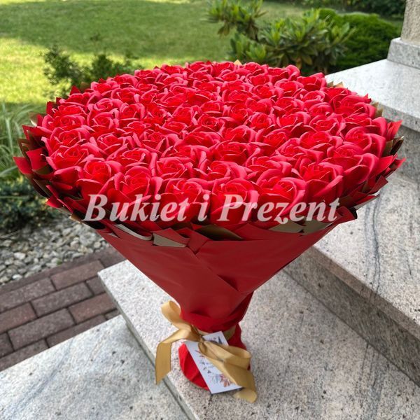 Prezent na 70 Urodziny lub Rocznicę Ślubu, Ślub, Wesele. DUŻY MEGA BUKIET mydlany kwiaty mydlane r&oacute;że 70 szt. Imeniny, Ślub bg007 czerwony i złoty (70 r&oacute;ż / f37) zdjęcie