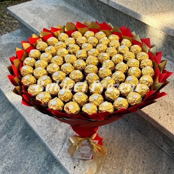 Prezent na 75 urodziny lub Rocznicę Ślubu, Imeniny, Ślub, Wesele. Słodki Mega Bukiet ze słodyczy Ferrero Rocher (75 sztuk cukierk&oacute;w) bgs041 czerwony F33 75  zdjęcie
