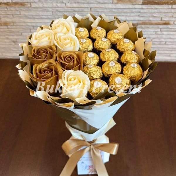 Słodki bukiet beżowy i złoty ze słodyczy Ferrero Rocher i 7 mydlanych r&oacute;ż (średnica 20 cm) bgs033 beżowy i złoty zdjęcie
