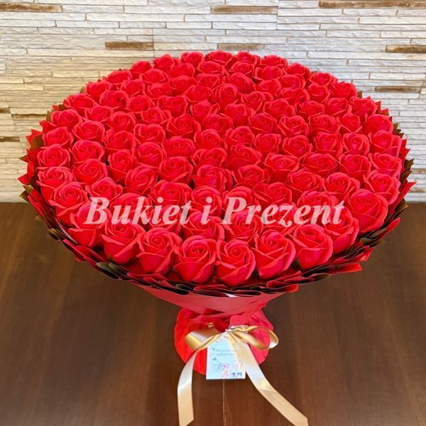 BUKIET 101 CZERWONYCH R&Oacute;Ż MYDLANYCH DLA DZIEWCZYNY KOBIETY DUŻY MEGA PREZENT NA URODZINY ROCZNICĘ ŚLUBU PREMIUM Z DOSTAWĄ FLOWER BOX mydlany kwiaty mydlane r&oacute;że bg010 czerwony i złoty zdjęcie