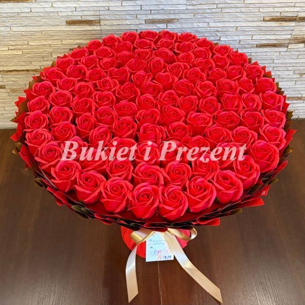 BUKIET 101 CZERWONYCH R&Oacute;Ż MYDLANYCH DLA DZIEWCZYNY KOBIETY DUŻY MEGA PREZENT NA URODZINY ROCZNICĘ ŚLUBU PREMIUM Z DOSTAWĄ FLOWER BOX mydlany kwiaty mydlane r&oacute;że bg010 czerwony i złoty zdjęcie