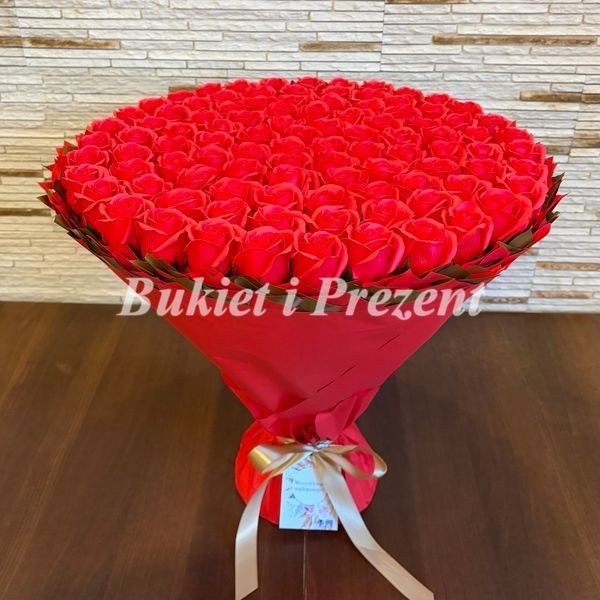 BUKIET 101 CZERWONYCH R&Oacute;Ż MYDLANYCH DLA DZIEWCZYNY KOBIETY DUŻY MEGA PREZENT NA URODZINY ROCZNICĘ ŚLUBU PREMIUM Z DOSTAWĄ FLOWER BOX mydlany kwiaty mydlane r&oacute;że bg010 czerwony i złoty zdjęcie