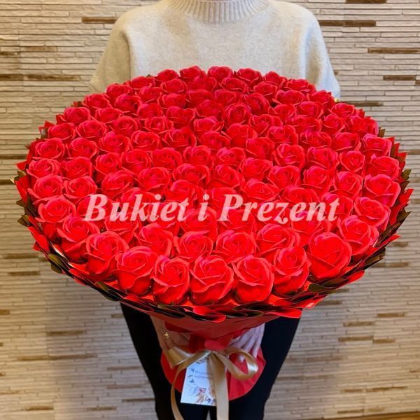 BUKIET 101 CZERWONYCH R&Oacute;Ż MYDLANYCH DLA DZIEWCZYNY KOBIETY DUŻY MEGA PREZENT NA URODZINY ROCZNICĘ ŚLUBU PREMIUM Z DOSTAWĄ FLOWER BOX mydlany kwiaty mydlane r&oacute;że bg010 czerwony i złoty zdjęcie