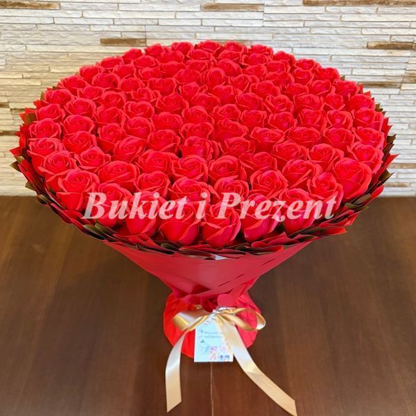 BUKIET 101 CZERWONYCH R&Oacute;Ż MYDLANYCH DLA DZIEWCZYNY KOBIETY DUŻY MEGA PREZENT NA URODZINY ROCZNICĘ ŚLUBU PREMIUM Z DOSTAWĄ FLOWER BOX mydlany kwiaty mydlane r&oacute;że bg010 czerwony i złoty zdjęcie