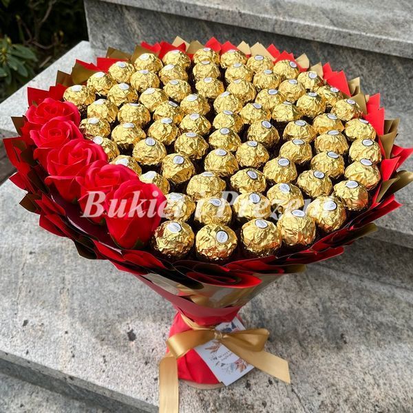 Подарунок на 70-річний ювілей солодкий букет з цукерок Ferrero Rocher 70 шт і мильних троянд bgs048 (70+5 / f33) czerwony фото