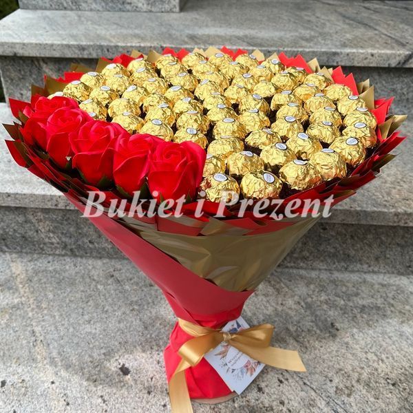 Подарунок на 70-річний ювілей солодкий букет з цукерок Ferrero Rocher 70 шт і мильних троянд bgs048 (70+5 / f33) czerwony фото