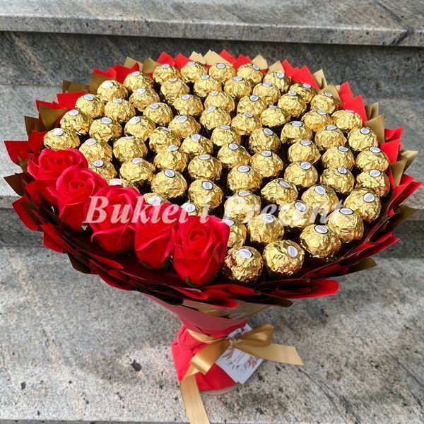 Подарунок на 70-річний ювілей солодкий букет з цукерок Ferrero Rocher 70 шт і мильних троянд bgs048 (70+5 / f33) czerwony фото