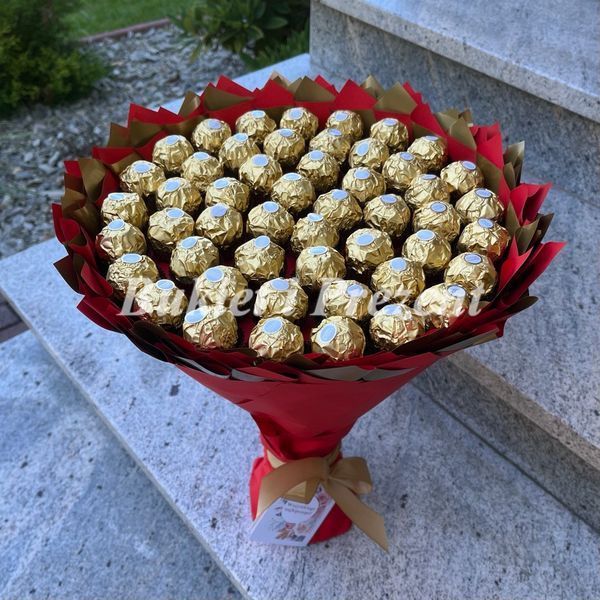 Prezent na 50 urodziny lub Rocznicę Ślubu, Imeniny, Ślub, Wesele. Słodki bukiet ze słodyczy Ferrero Rocher (50 sztuk cukierk&oacute;w) bgs043 czerwony F29 50 zdjęcie