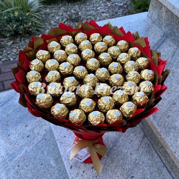 Prezent na 50 urodziny lub Rocznicę Ślubu, Imeniny, Ślub, Wesele. Słodki bukiet ze słodyczy Ferrero Rocher (50 sztuk cukierk&oacute;w) bgs043 czerwony F29 50 zdjęcie