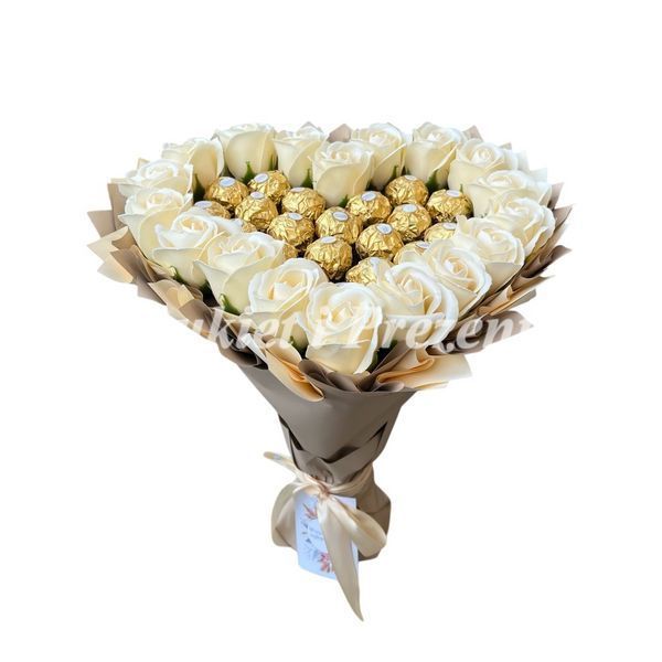 Prezent na 18 20 Urodziny lub Rocznicę Ślubu, Imeniny, Ślub, Wesele. Słodki bukiet w kształcie serca kolory kości słoniowej z cukierkami Ferrero Rocher i 18 szt mydlanych r&oacute;ż.  bgs028 kośc słoniowa zdjęcie