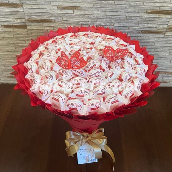 Prezent na 55 Urodziny lub Rocznicę Ślubu, Imeniny, Ślub, Wesele. Słodki bukiet ze słodyczy Raffaello (55 sztuk cukierk&oacute;w) bgs005 czerwony F31 h27 zdjęcie
