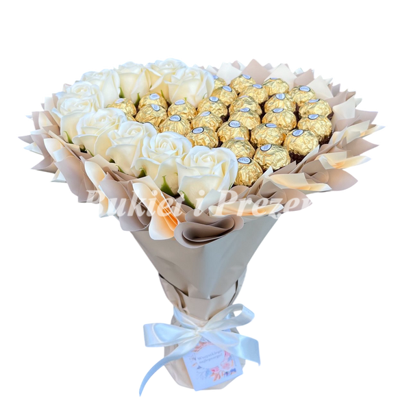 Prezent na 40 30 Urodziny lub Rocznicę Ślubu, Imeniny, Ślub, Wesele. Słodki bukiet w kształcie serca kolory kości słoniowej z cukierkami Ferrero Rocher 30 szt i mydlanych r&oacute;ż 10 szt. bgs044 kośc słoniowa serce zdjęcie