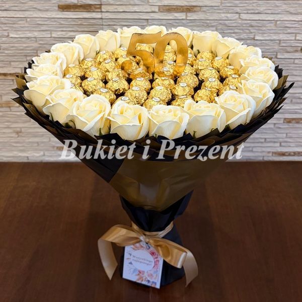 Zestaw prezentowy ze słodyczy Ferrero Rocher 50 szt i mydlane wieczne r&oacute;że 21 szt, czarno-złoty bgs056 (50ferr+21r&oacute;ż / F33) czarny i złoty  zdjęcie