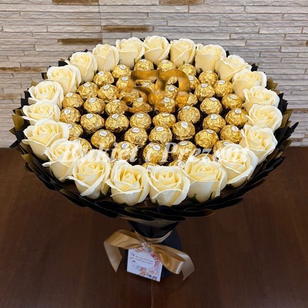 Zestaw prezentowy ze słodyczy Ferrero Rocher 50 szt i mydlane wieczne r&oacute;że 21 szt, czarno-złoty bgs056 (50ferr+21r&oacute;ż / F33) czarny i złoty  zdjęcie