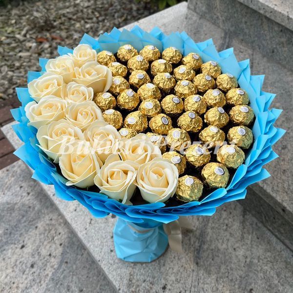 Prezent na 40 Urodziny lub Rocznicę Ślubu, Imeniny, Ślub, Wesele. Słodki bukiet ze słodyczy Ferrero Rocher 40 szt i r&oacute;ż mydlanych bgs024 błękitny zdjęcie