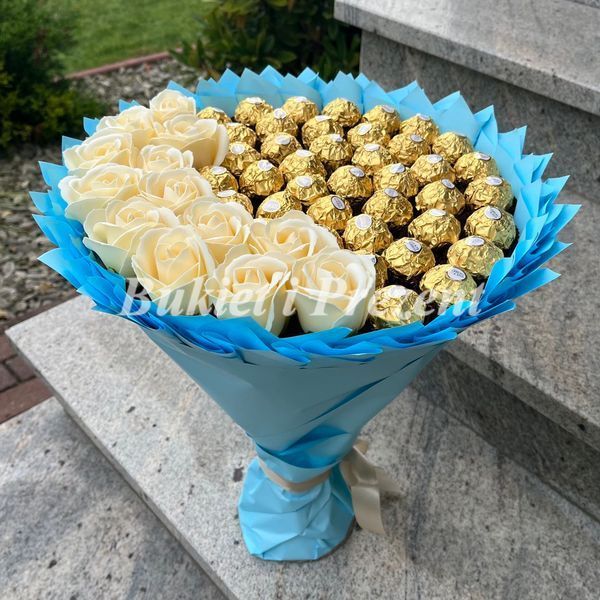 Prezent na 40 Urodziny lub Rocznicę Ślubu, Imeniny, Ślub, Wesele. Słodki bukiet ze słodyczy Ferrero Rocher 40 szt i r&oacute;ż mydlanych bgs024 błękitny zdjęcie