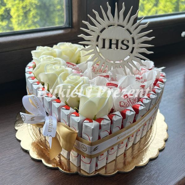 Подарочный набор из сладостей Raffaello 14 шт и Kinder 35 шт и мыльные вечные розы 7 шт, кремовый ss017 kremowe r&oacute;że фото
