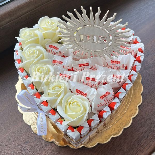 Подарочный набор из сладостей Raffaello 14 шт и Kinder 35 шт и мыльные вечные розы 7 шт, кремовый ss017 kremowe r&oacute;że фото