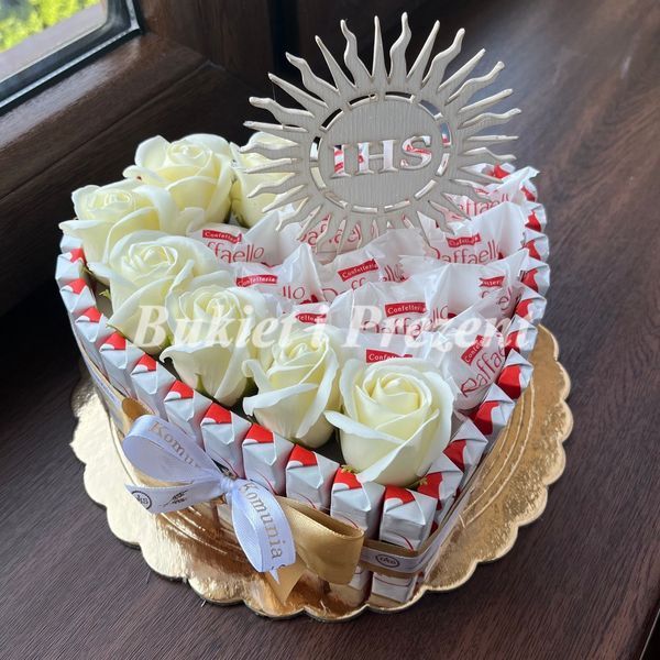 Подарочный набор из сладостей Raffaello 14 шт и Kinder 35 шт и мыльные вечные розы 7 шт, кремовый ss017 kremowe r&oacute;że фото