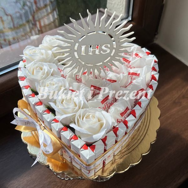 Подарочный набор из сладостей Raffaello 14 шт и Kinder 35 шт и мыльные вечные розы 7 шт, кремовый ss017 kremowe r&oacute;że фото