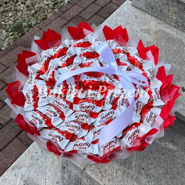 Prezent na 18 45 Urodziny lub Rocznicę Ślubu Zwiazku Słodki bukiet dla dzieci czerwony i biały ze slodyczy Kinder Bueno Mini dla dziecka bds019 czerwony i biały zdjęcie