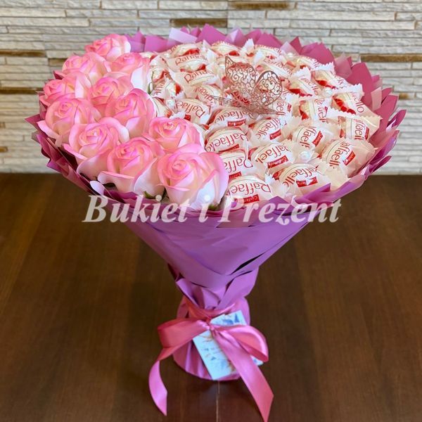 Słodki jadalny bukiet r&oacute;żowy z cukierkami Raffaello i 11 mydlanych r&oacute;ż (średnica 30 cm) bgs012 ciemny r&oacute;ż 65 zdjęcie