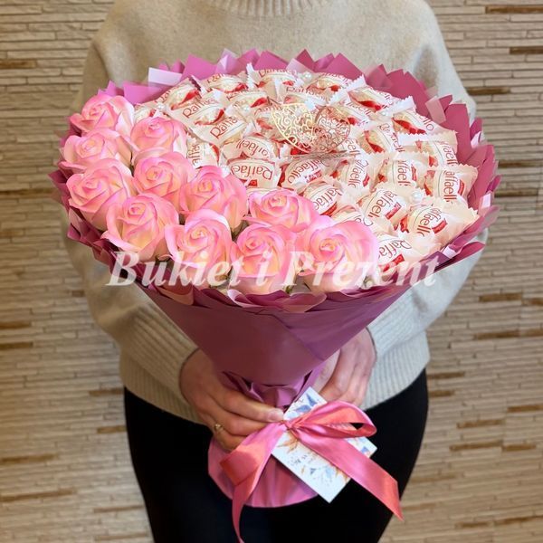 Słodki jadalny bukiet r&oacute;żowy z cukierkami Raffaello i 11 mydlanych r&oacute;ż (średnica 30 cm) bgs012 ciemny r&oacute;ż 65 zdjęcie