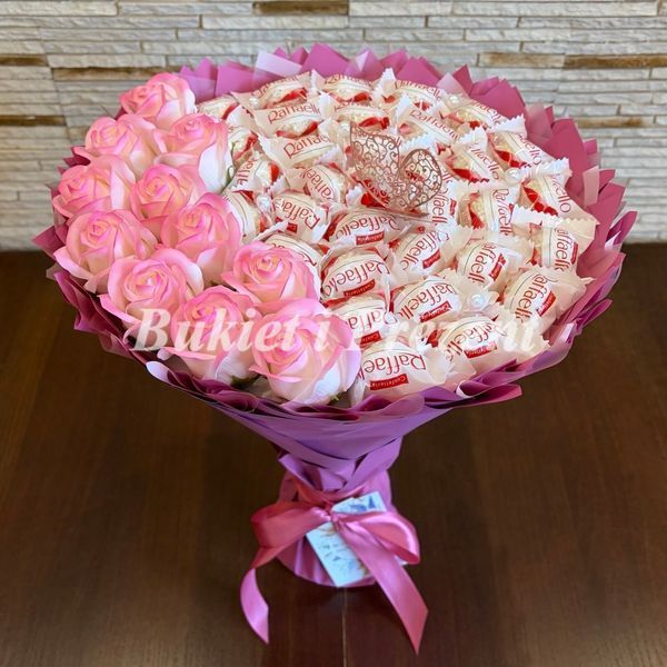 Słodki jadalny bukiet r&oacute;żowy z cukierkami Raffaello i 11 mydlanych r&oacute;ż (średnica 30 cm) bgs012 ciemny r&oacute;ż 65 zdjęcie