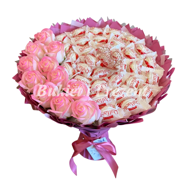Słodki jadalny bukiet r&oacute;żowy z cukierkami Raffaello i 11 mydlanych r&oacute;ż (średnica 30 cm) bgs012 ciemny r&oacute;ż 65 zdjęcie