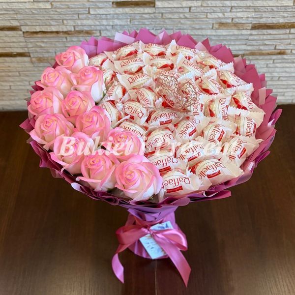 Słodki jadalny bukiet r&oacute;żowy z cukierkami Raffaello i 11 mydlanych r&oacute;ż (średnica 30 cm) bgs012 ciemny r&oacute;ż 65 zdjęcie
