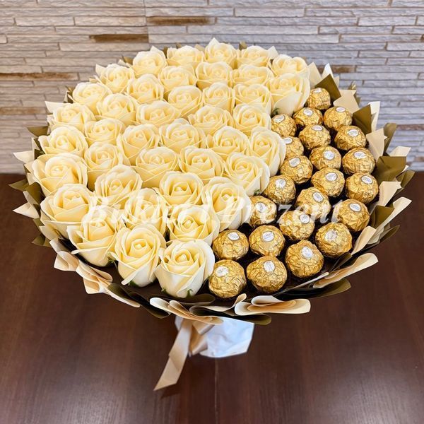 Zestaw prezentowy ze słodyczy Ferrero Rocher 22 szt i mydlanych wiecznych r&oacute;ż 40 szt, beżowy i złoty bgs002  beżowy i złoty zdjęcie