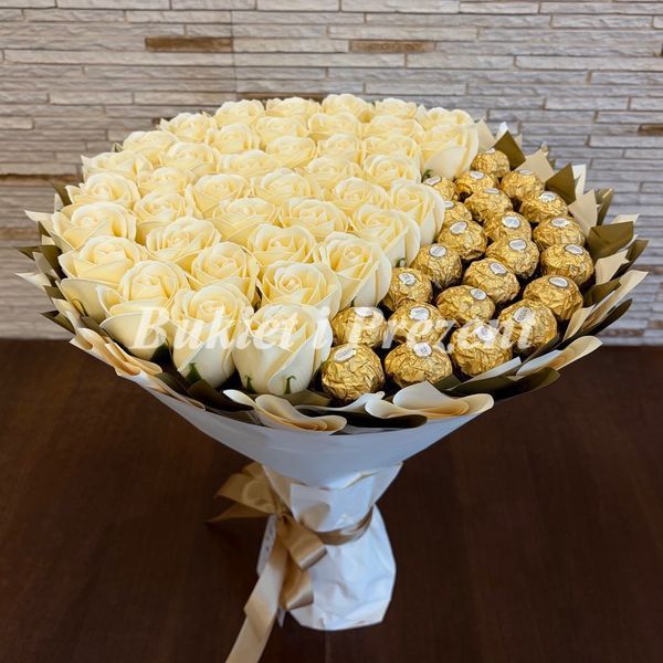 Zestaw prezentowy ze słodyczy Ferrero Rocher 22 szt i mydlanych wiecznych r&oacute;ż 40 szt, beżowy i złoty bgs002  beżowy i złoty zdjęcie