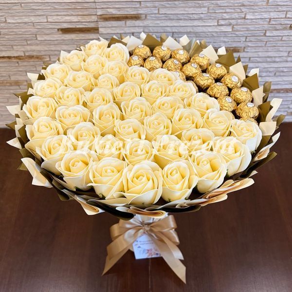 Zestaw prezentowy ze słodyczy Ferrero Rocher 22 szt i mydlanych wiecznych r&oacute;ż 40 szt, beżowy i złoty bgs002  beżowy i złoty zdjęcie