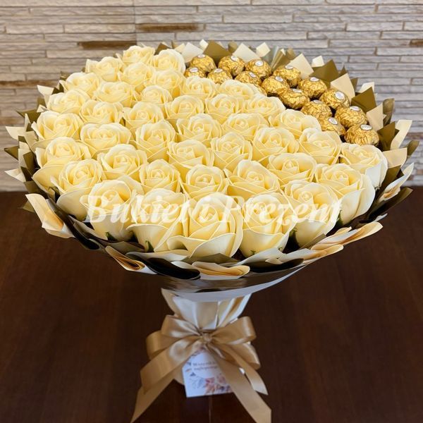 Zestaw prezentowy ze słodyczy Ferrero Rocher 22 szt i mydlanych wiecznych r&oacute;ż 40 szt, beżowy i złoty bgs002  beżowy i złoty zdjęcie