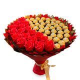 Солодкий їстівний букет червоно-золотий Ferrero Rocher 42 шт та 18 шт мильних троянд Подарунок на 60 років bgs036 czerwony i złoty (42+18r&oacute;ż / f33) фото