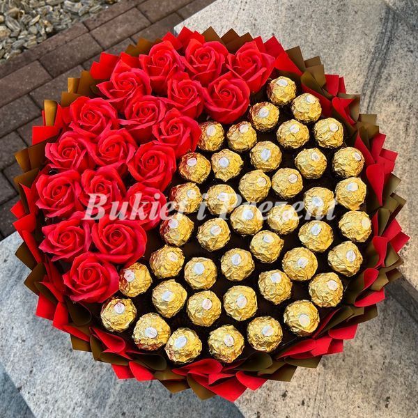 Prezent na 60 18 Urodziny lub Rocznicę Ślubu, Imeniny, Ślub, Wesele. Słodki czerwony i złoty bukiet ze słodyczy Ferrero Rocher 42 szt i 18 szt mydlanych r&oacute;ż bgs036 czerwony i złoty (42+18r&oacute;ż / f33) zdjęcie