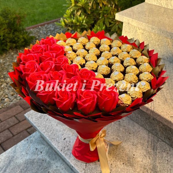 Prezent na 60 18 Urodziny lub Rocznicę Ślubu, Imeniny, Ślub, Wesele. Słodki czerwony i złoty bukiet ze słodyczy Ferrero Rocher 42 szt i 18 szt mydlanych r&oacute;ż bgs036 czerwony i złoty (42+18r&oacute;ż / f33) zdjęcie