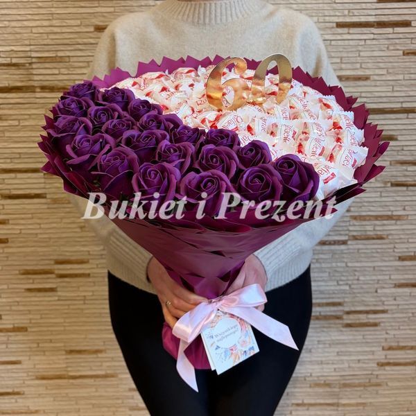 Prezent na 60 40 Urodziny lub Rocznicę Ślubu, Imeniny, Ślub, Wesele. Słodki bukiet ze słodyczy Raffaello (40 szt) i r&oacute;ż mydlanych (20 szt) bgs030 R&oacute;ża Ciemno Fioletowa sliwka F33 zdjęcie