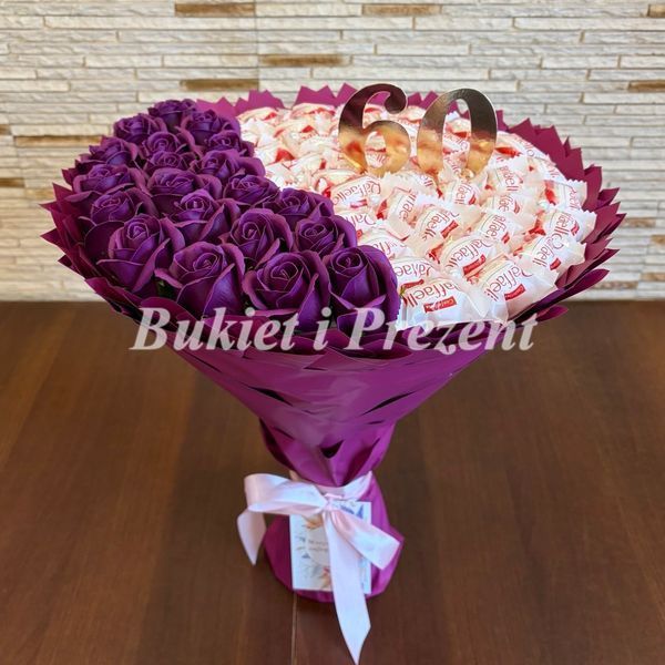 Prezent na 60 40 Urodziny lub Rocznicę Ślubu, Imeniny, Ślub, Wesele. Słodki bukiet ze słodyczy Raffaello (40 szt) i r&oacute;ż mydlanych (20 szt) bgs030 R&oacute;ża Ciemno Fioletowa sliwka F33 zdjęcie