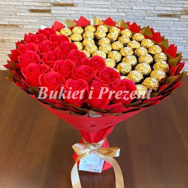 Zestaw prezentowy ze słodyczy Ferrero Rocher 42 szt i mydlane wieczne r&oacute;że 18 szt, czerwono-złoty bgs036 czerwony i złoty (42+18r&oacute;ż / f33) zdjęcie