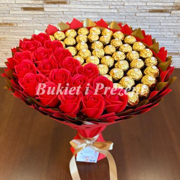 Zestaw prezentowy ze słodyczy Ferrero Rocher 42 szt i mydlane wieczne r&oacute;że 18 szt, czerwono-złoty bgs036 czerwony i złoty (42+18r&oacute;ż / f33) zdjęcie