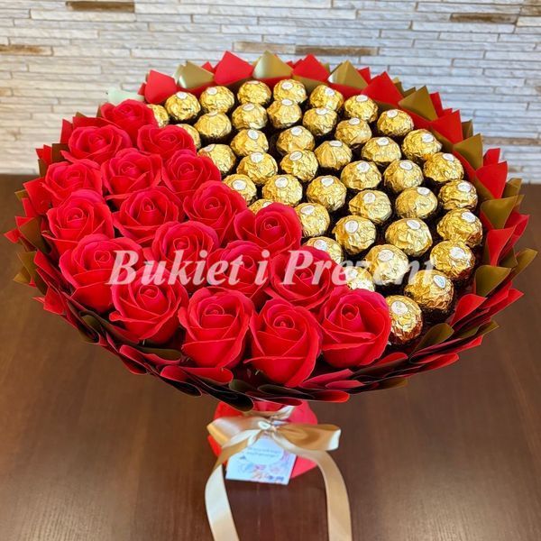 Zestaw prezentowy ze słodyczy Ferrero Rocher 42 szt i mydlane wieczne r&oacute;że 18 szt, czerwono-złoty bgs036 czerwony i złoty (42+18r&oacute;ż / f33) zdjęcie